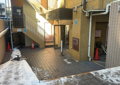 【エントランス】 | ダイアパレス淵野辺Ⅲ | マンションのエントランスには、もともと風よけや防犯の役割がありますが、マンションによって宅配ボックスなどの設備が備わっている所もあります。日々の生活をイメージしながら生活しやすさをチェックしましょう。