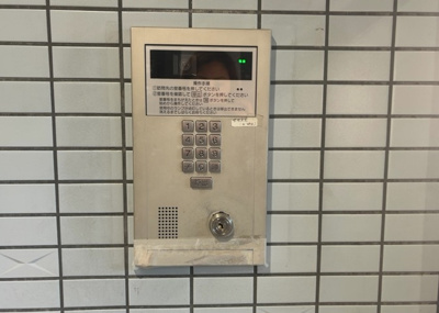 【防犯設備】 | ダイアパレス淵野辺Ⅲ | 当然のことではありますが、オートロックやセンサーライト、ホームセキュリティーなどの防犯設備があれば、小さいお子様がいるご家庭も安心ですよね！まず物件購入の際は、防犯設備もチェックするようにしましょう。