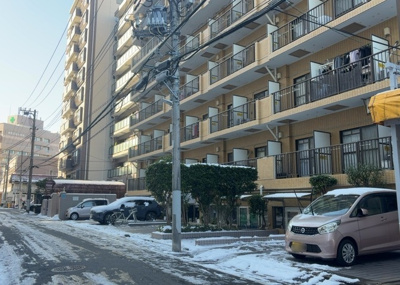 【外観】 | ダイアパレス淵野辺Ⅲ | 外観はマンション管理がされているかの目安になります。築年数が古いと、壁面は劣化してひび割れが生じることも！建物が古びていても細かいところが修繕されていると、きちんと管理されているなぁと感じるでしょう。