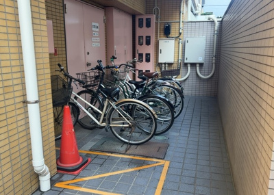 【駐車場】 | ダイアパレス淵野辺Ⅲ | 車一台あたりに必要なスペースは、標準サイズの普通自動車で横幅2m50cm、長さ5mは必要になります。ただし、乗降のことも考慮して横幅3m30cm、長さ5m50cmほどは確保できるところを選びましょう。