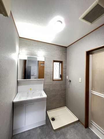 大和郡山市池沢町　の独立洗面台|鏡うらに収納できる三面鏡付洗面化粧台