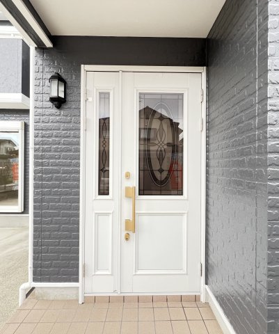 大和郡山市池沢町　の玄関|おしゃれなホワイトの玄関ドア