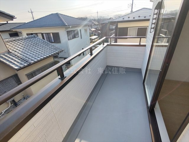 【バルコニー】 | 比企郡鳩山町松ヶ丘１丁目　全１棟 | お洗濯にも便利なバルコニー付き