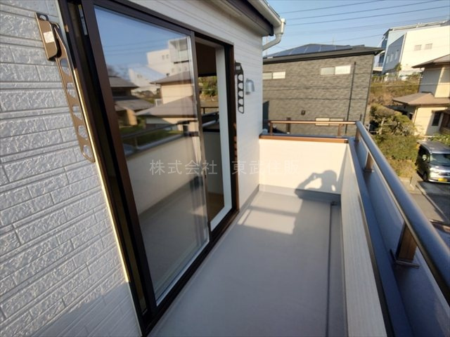 【バルコニー】 | 比企郡鳩山町松ヶ丘１丁目　全１棟 | 開放的で明るい空間を演出してくれるバルコニーです