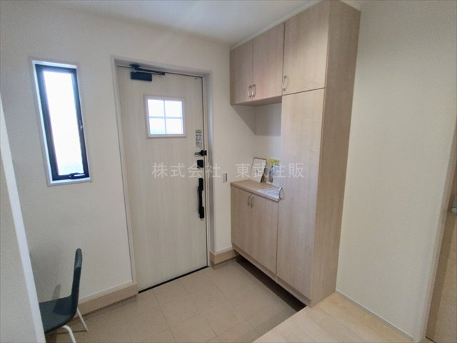 【玄関】 | 比企郡鳩山町松ヶ丘１丁目　全１棟 | 明るい玄関です
