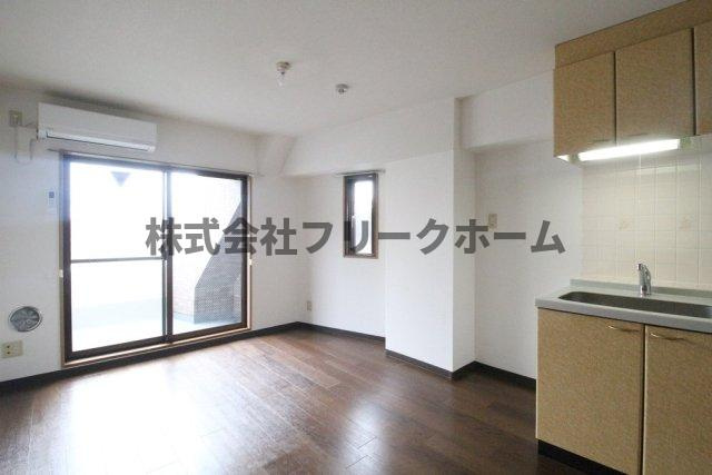 武蔵野市吉祥寺本町１丁目の賃貸マンションの居間・リビング