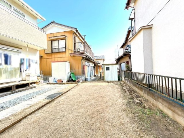 日高市高萩　中古戸建の前面道路含む現地写真