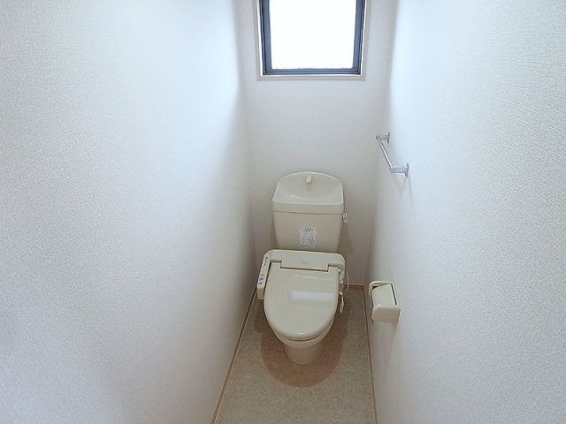 ラプロヴァンスのトイレ|トイレ窓有り、ウォシュレット付き