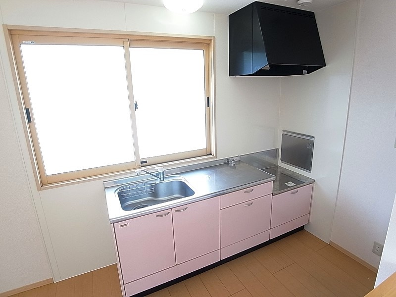 ラプロヴァンスのキッチン|ガスコンロ置き型キッチンは窓があって明るいです