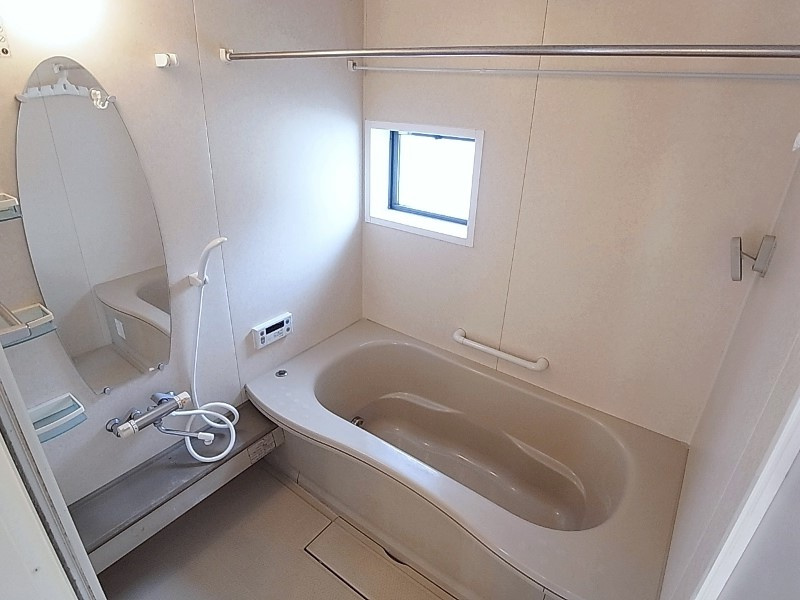 ラプロヴァンスの浴室|追炊き浴室乾燥機完備バスルーム窓も有り