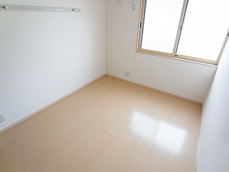 ラプロヴァンスの内装|壁にはフックレールがついてクロスに釘不要