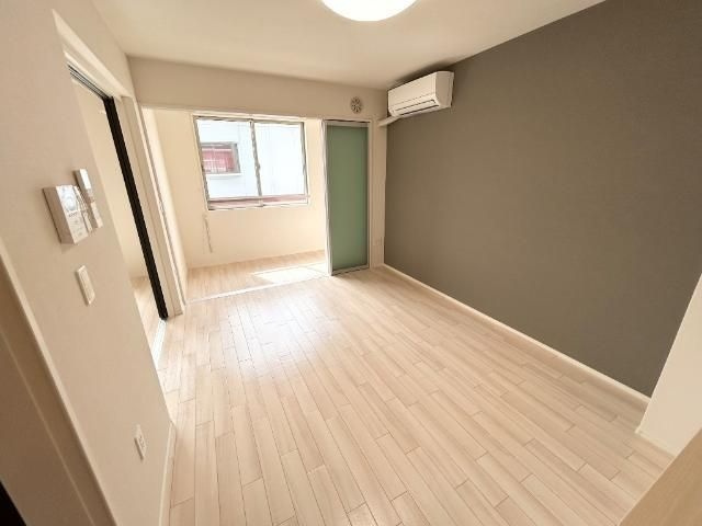 太宰府市梅ケ丘１丁目のアパートの居間・リビング