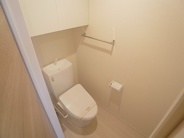 ラ・ヴェール杉尾台のトイレ|温水洗浄便座付きトイレ、上部棚も完備