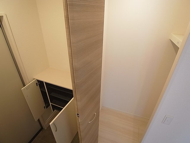 ラ・ヴェール杉尾台の玄関|大きな玄関収納、シューズBOXも完備してます