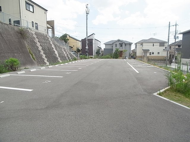 ラ・ヴェール杉尾台の駐車場|敷地内の広々駐車場完備