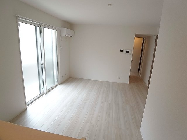 ラ・ヴェール杉尾台の居間・リビング|リビングにはエアコンを完備した広々使える室内