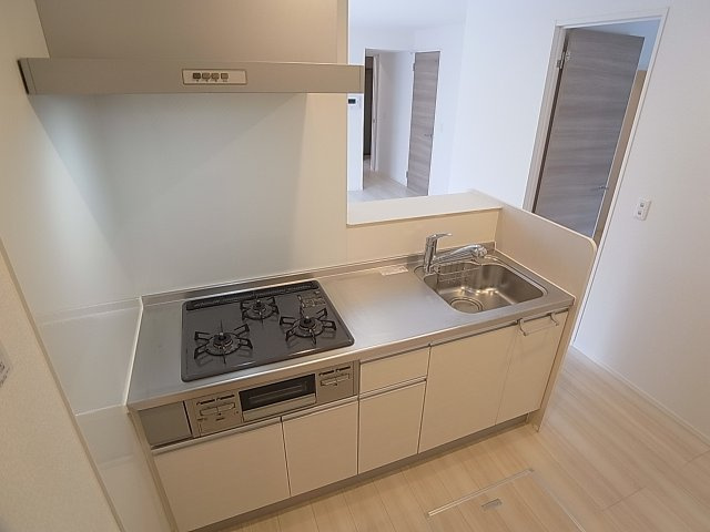 ラ・ヴェール杉尾台のキッチン|カウンターシステムキッチン、3口ガスコンログリル付き