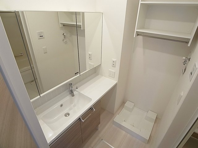 ラ・ヴェール杉尾台の洗面所|シャワー付きの洗面台、ホテルの様な大きなサイズ感です