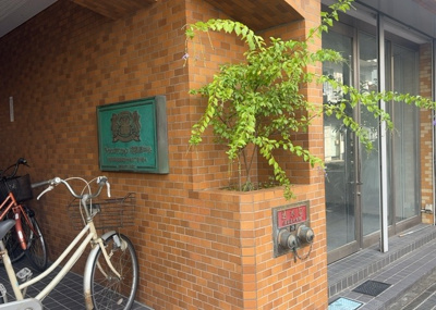 【庭】 | ライオンズマンション相模原中央 | 物件によっては、入居者が個人的に使用できる専用庭がついているものもあります。また、住宅の中にある土間の部分を庭と呼ぶこともあります。庭の用途は住む人によって変わり、それによってデザインもさまざまです。