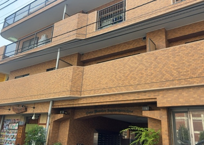 【中庭】 | ライオンズマンション相模原中央 | 中庭（パティオ）とは、一つの建築物の内部に設けられた、壁などで囲われている庭のことを指します。コの字型、ロの字型が主流ですが、L字型の中庭もあります。最近では、インテリア性の高さからも人気があります。