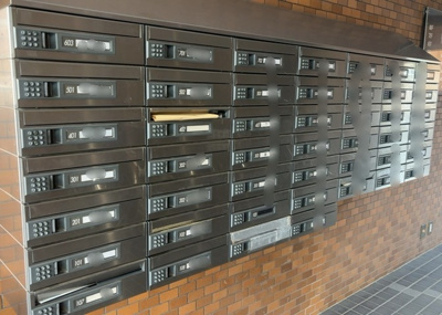 【設備】 | ライオンズマンション相模原中央 | エントランス付近に設置されている集合ポストは、住んでいる部屋と離れているため、ポストをあさるなど誰かに何かされていても被害に気づきにくいです。入居する時には他人に特定されにくい番号で鍵をかけましょう！