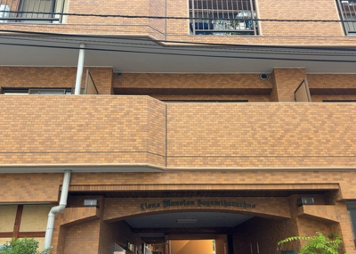 【現況写真】 | ライオンズマンション相模原中央 | 道幅が広い場所は日当たりや風通が良好です。幅が広いのですれ違いも可能ですし大きな車でも駐車可能！一方で、大型車が通ることも多くなるため交通量の増加により騒音に繋がります。また土地の値段が高くなります。