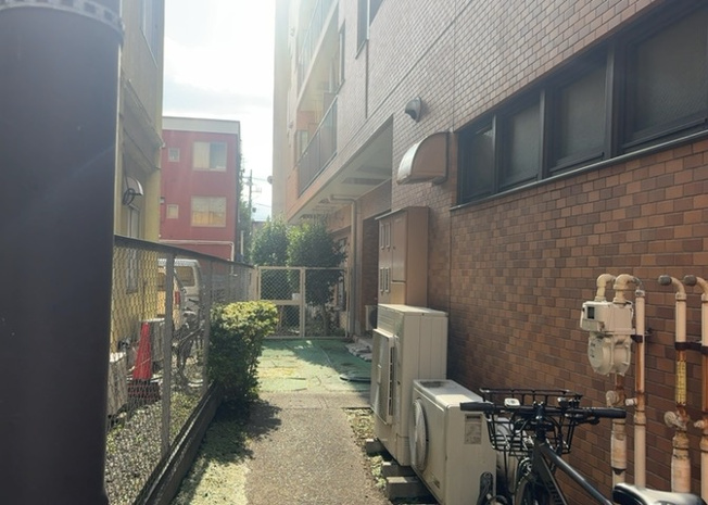 【バルコニー】 | ライオンズマンション相模原中央 | 一般的なバルコニーは、奥行1.5ｍ程ですが、ワイルドバルコニーは2ｍまで広がっています。そのため洗濯物の間隔をあけ干すことができ、乾きやすいというメリットや、ガーデニングが楽しめる等の特徴があります。