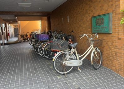 【駐車場】 | ライオンズマンション相模原中央 | 駐車場と明記されていても、最小スペースでつくられた駐車場だと大型車は駐車できなかったり、出入りしにくくなったりする可能性があります。お車のサイズと購入したい物件の駐車場のサイズを現地で確認しましょう。