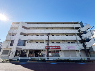 【外観】 | 手入れの行き届いた外壁やエントランスなど、「見ればわかる」レベルで清潔感を保ったマンションです。築年数を感じさせない姿で皆様をお出迎えします。～即日のご見学可能～　お問合せはお気軽にどうぞ。