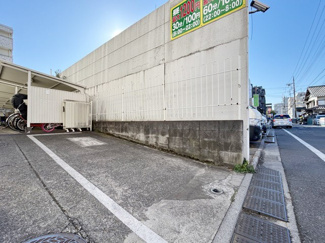 【駐車場】 | マンションの駐車場スペース。空きの有無や駐車料金、サイズ規定などについては、改めてお問い合わせください。～即日のご見学可能～　お問合せはお気軽にどうぞ。
