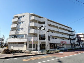 【外観】 | 手入れの行き届いた外壁やエントランスなど、「見ればわかる」レベルで清潔感を保ったマンションです。築年数を感じさせない姿で皆様をお出迎えします。～即日のご見学可能～　お問合せはお気軽にどうぞ。


