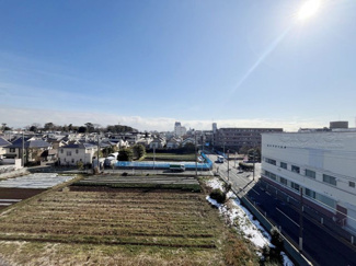 【展望】 | 眼前に広がる空の雄大さと、このお部屋の自慢の一つである「眺望」をご覧ください。毎日、この景色を独り占めできる新生活に夢が広がります。～即日のご見学可能～　お問合せはお気軽にどうぞ。
