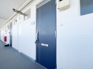 【その他共用部分】 | 皆様をお迎えする、お部屋の玄関ドア。開けやすさや開放角度、ドアノブの操作しやすさや鍵の形状などを、現地で一度ご確認ください。～即日のご見学可能～　お問合せはお気軽にどうぞ。
