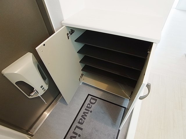 ロイヤルマンション2号棟の玄関|シューズBOXも有ります