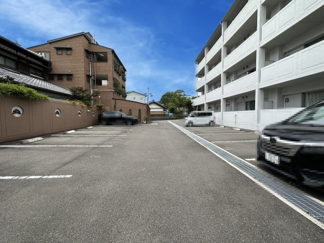 アルベールSEIの駐車場