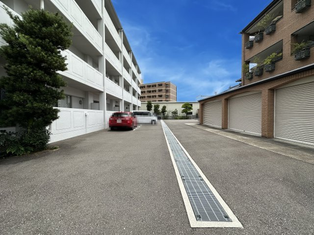 アルベールSEIの駐車場