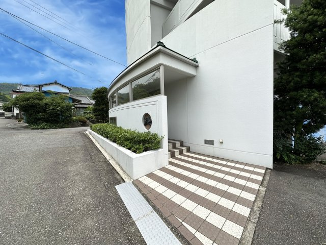 アルベールSEIの駐車場