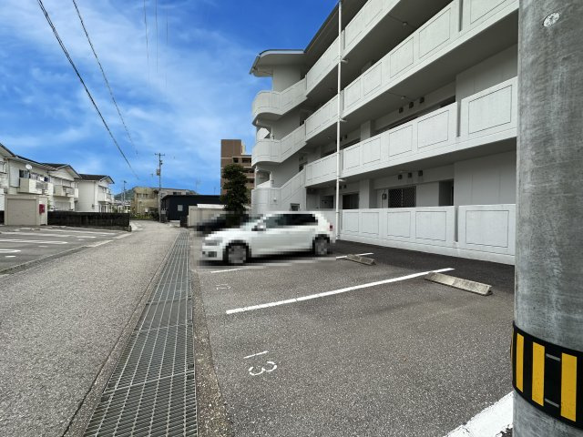アルベールSEIの駐車場