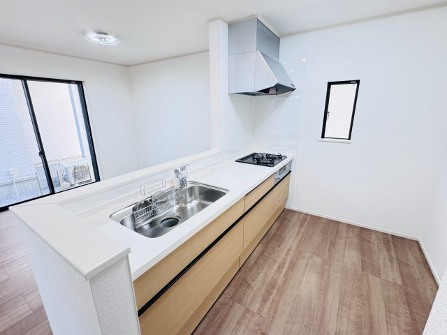 葛飾区東水元５丁目新築戸建【東水元小学校：5分】のキッチン|広々システムキッチン・シンクの水栓には浄水器がついてます！