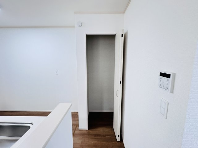 葛飾区東水元５丁目新築戸建【東水元小学校：5分】のキッチン|キッチン横・パントリースペース