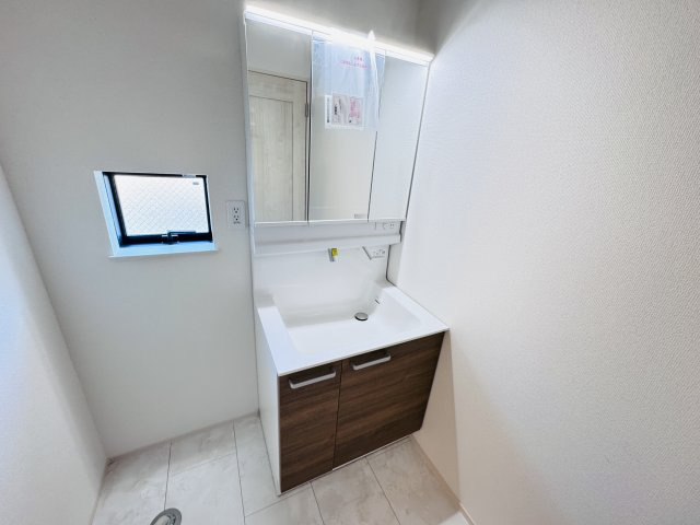 葛飾区東水元５丁目新築戸建【東水元小学校：5分】の独立洗面台|シャワーヘッド付き三面鏡洗面化粧台