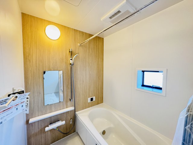 葛飾区東水元５丁目新築戸建【東水元小学校：5分】の浴室|スライド式シャワーホルダー・手元で水流切り替えシャワーヘッド