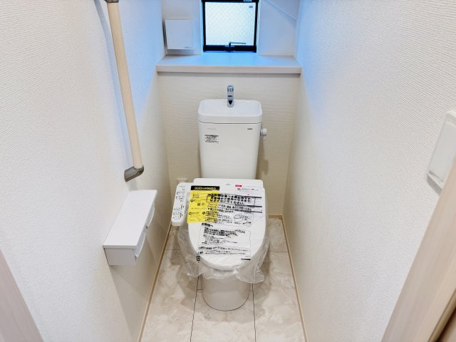 葛飾区東水元５丁目新築戸建【東水元小学校：5分】のトイレ|温水洗浄暖房便座つきトイレ