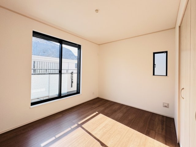 葛飾区東水元５丁目新築戸建【東水元小学校：5分】の寝室|6.25帖寝室・南側バルコニー前の明るいお部屋です♪