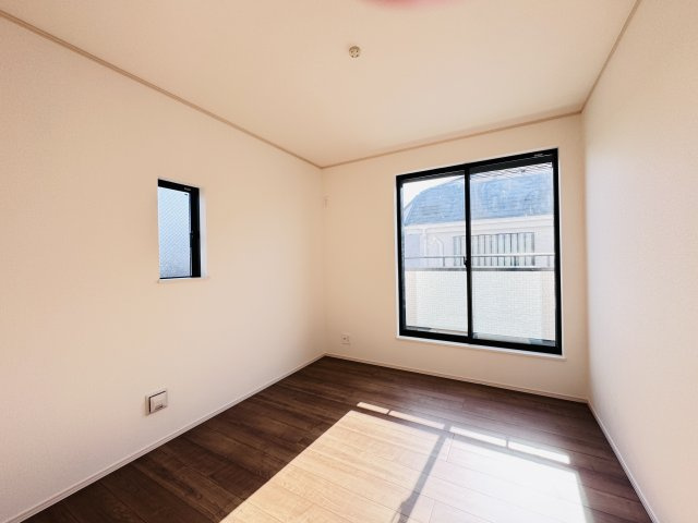葛飾区東水元５丁目新築戸建【東水元小学校：5分】の子供部屋|5.25帖洋室・南側バルコニー前の明るいお部屋です♪