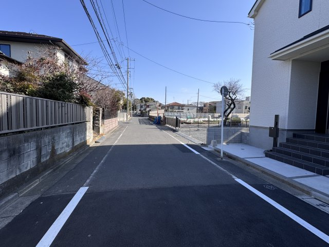 葛飾区東水元５丁目新築戸建【東水元小学校：5分】の前面道路含む現地写真|北側前面道路・幅員約6ｍ