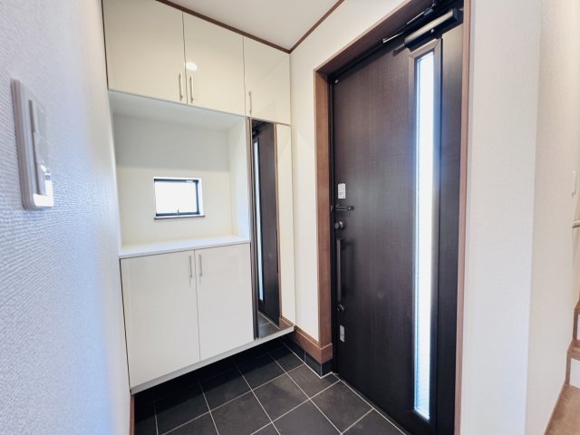 葛飾区東水元５丁目新築戸建【東水元小学校：5分】の玄関|玄関ホール・ミラー付きシューズボックス