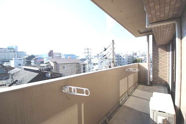 グランドール桜井のバルコニー|収納豊富です