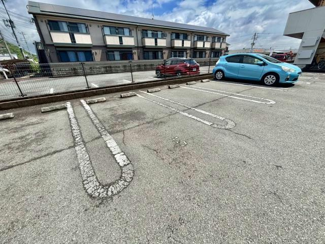 クルールアヴニールの駐車場