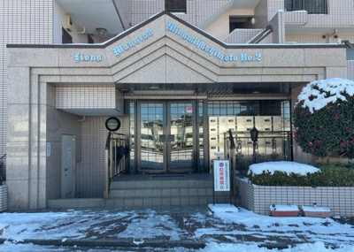 【エントランス】 | ライオンズマンション南橋本第２ | マンションのエントランスには、もともと風よけや防犯の役割がありますが、マンションによって宅配ボックスなどの設備が備わっている所もあります。日々の生活をイメージしながら生活しやすさをチェックしましょう。